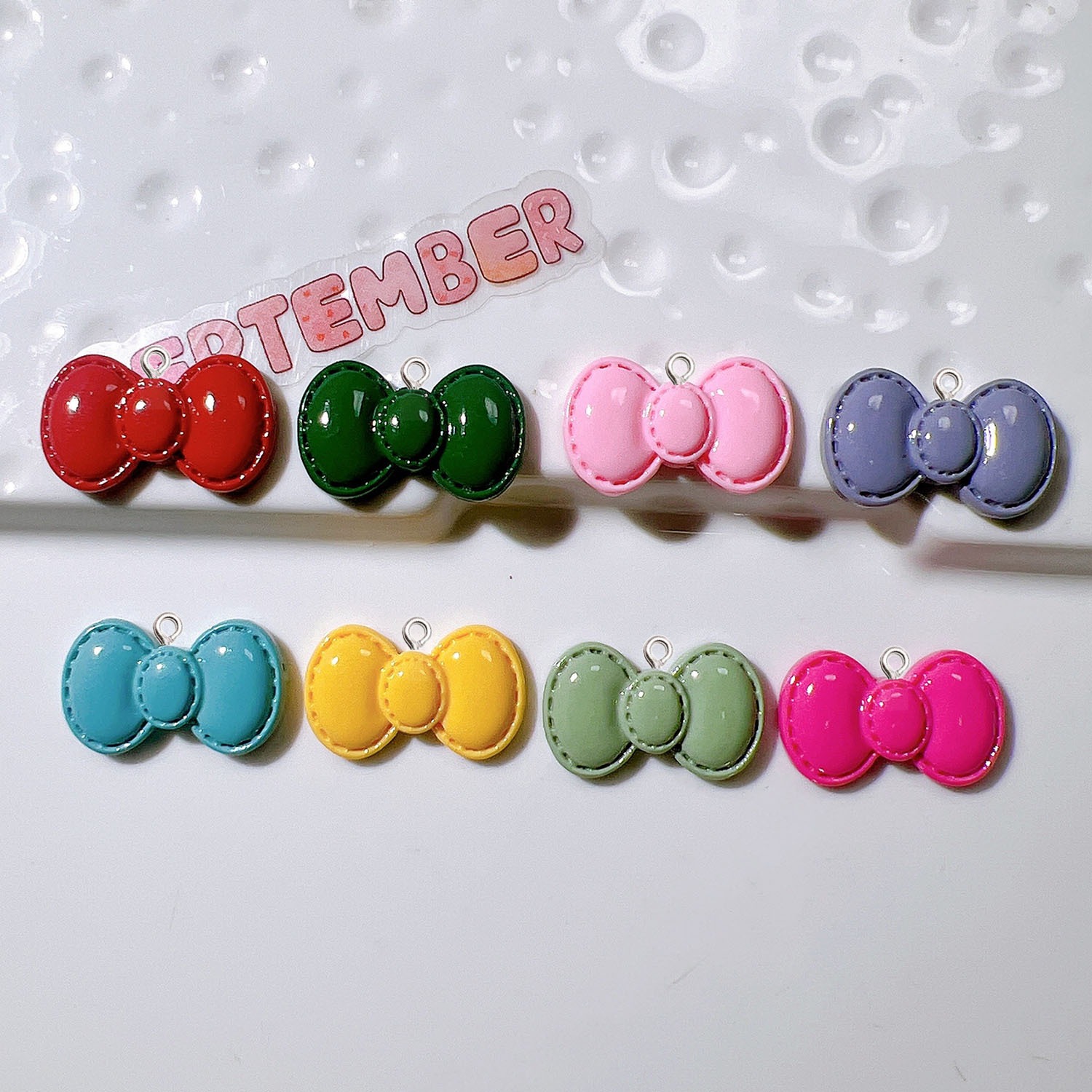 Resin Art Earrings Material - 10 個かわいい漫画ちょう結び樹脂ペンダントジュエリー所見アクセサリーイヤリングキーホルダーネックレス装飾アート材料チャーム