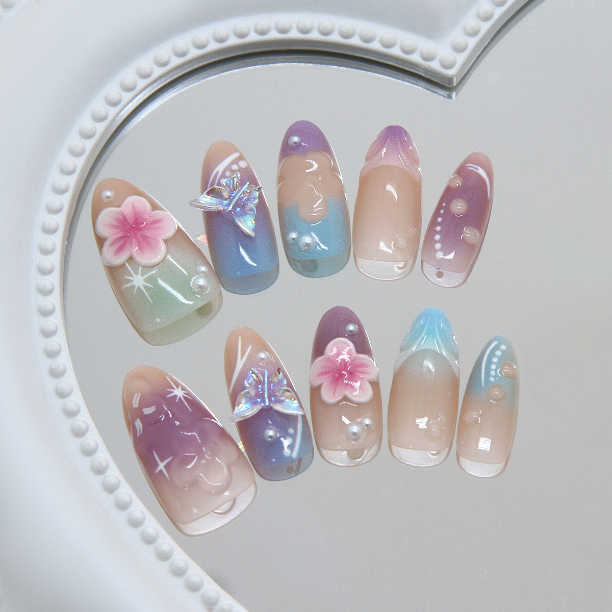 30枚入りフェイクネイル 3Dフラワー スター バタフライ  - Resin Art Design For Wedding のレビューと価格